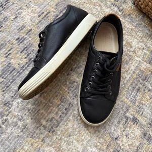 Ecco Black Leather women’s lace up Sneakers